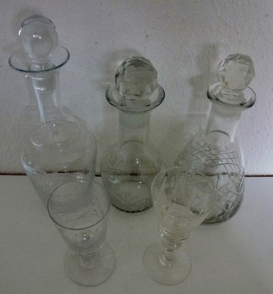 Image 1 of 3 caraffe antiche e 2 bicchieri, splendidamente incisi.