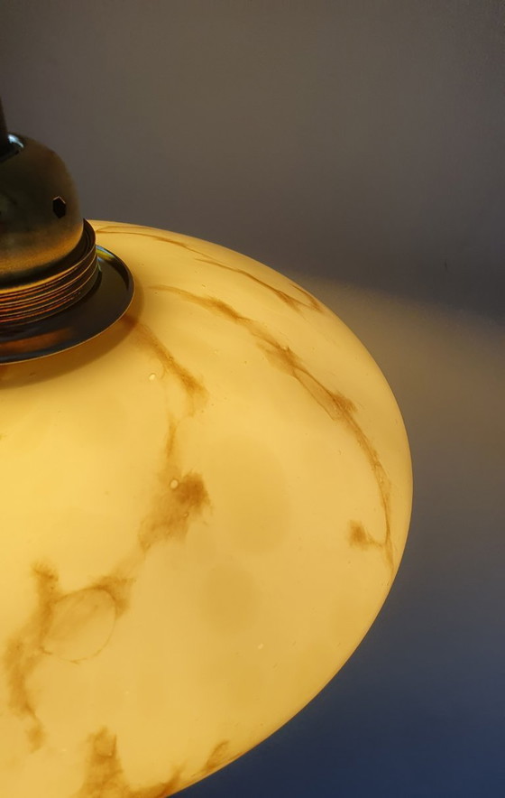 Lampada a sospensione vintage in vetro opalino stile Art Déco. Design Mid Century degli anni '30/'40. (photo 8 of 16)