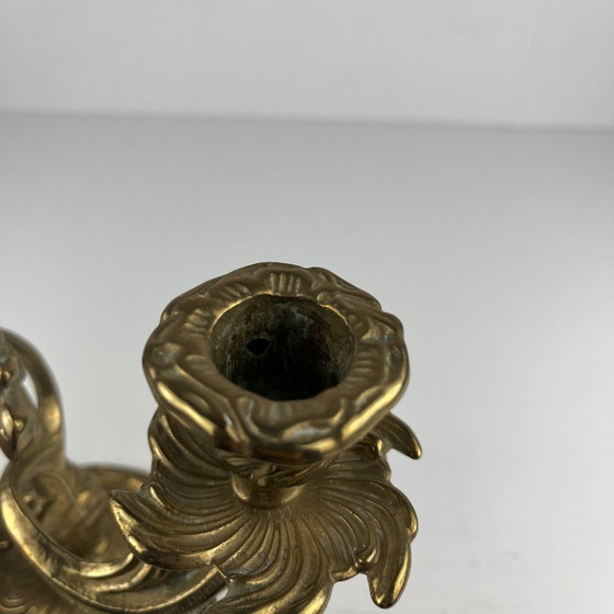 Image 1 of Zwei zweiarmige Leuchter aus vergoldetem Messing im Rokoko-Stil Louis XV, Anfang 20. Jahrhundert.