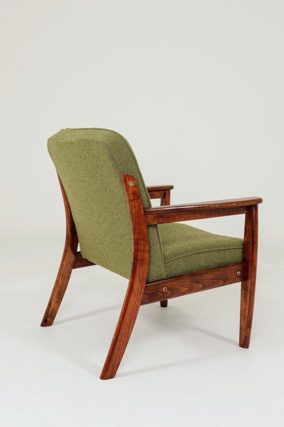 Image 1 of Retro Loungestoel Groene Boucle Bekleding, Ergonomische vorm, Vintage Stijl, Donker Noten Kleur Hout