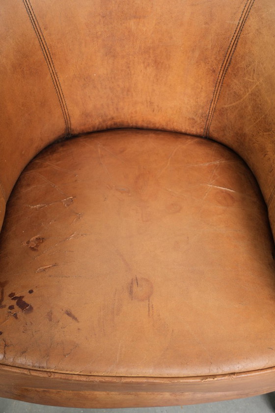 Image 1 of 2 x Subtiele karaktervolle vintage schapenleren clubfauteuil met een mooie lichte kleur en een mooie patina look