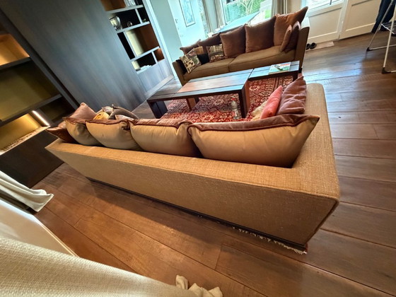 Image 1 of Deux fauteuils Promemoria Wanda en tissu cappuccino avec 8 coussins Promemoria et un tapis iranien assorti.