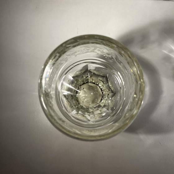 Verres à pied en cristal épais taillé avec décor de volutes et monogramme, Bohême, années 1900, Lot de 2 (photo 11 of 13)