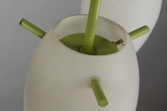 Image 1 of 9-armiger Messing-Kronleuchter aus der Jahrhundertmitte mit grünem Lack und Opalglas. Italien 1950er Jahre