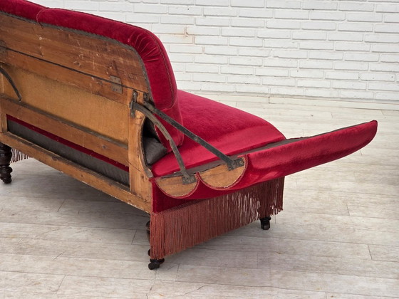 Image 1 of Sofá danés de dos plazas con brazos y respaldo abatibles, de la década de 1950, tapizado en terciopelo rojo cereza.