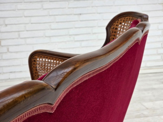 Image 1 of Canapé 3 places danois des années 1950, velours d'ameublement, bois de frêne, maille d'ameublement.