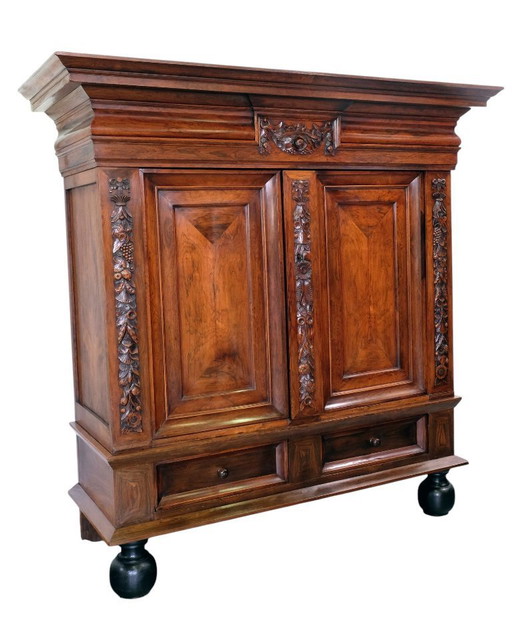 Tendril cabinet of precious rosewood, circa 1700.