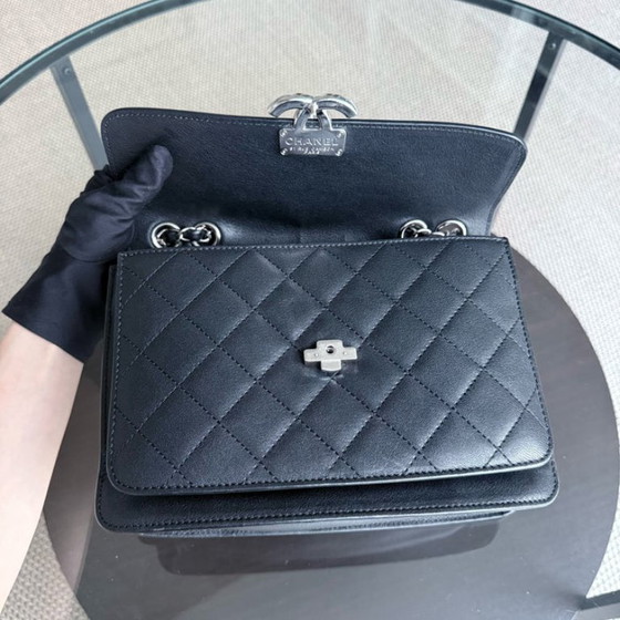 Image 1 of Borsa Chanel Medium CC Box Flap - Pelle di vitello trapuntata nera con finiture argentate, serie 25