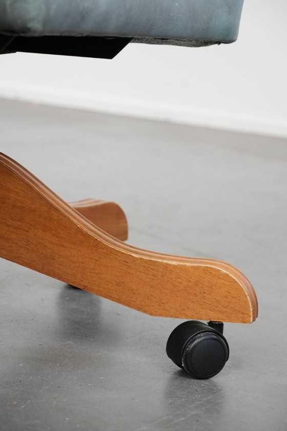 Image 1 of Sedia da ufficio Chesterfield in stile inglese classico con ruote in pelle di mucca azzurra e legno