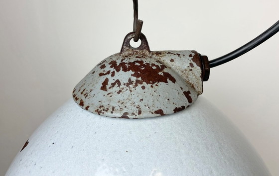 Image 1 of Lampe industrielle en émail gris avec abat-jour en fonte, de la marque Zaos, années 1960