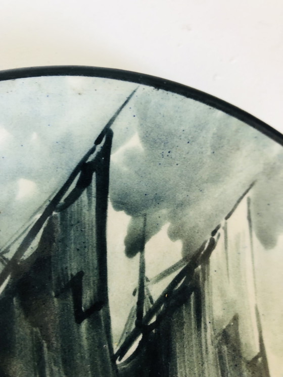 Image 1 of Plat en céramique au décor de marine en grisaille à main levée 