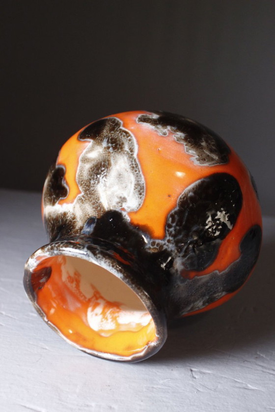 Image 1 of Jérôme Massier en Vallauris - Jarrón esmaltado en naranja y negro, Francia, siglo XX