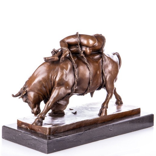 Statue en bronze d'une femme Europe allongée sur un taureau