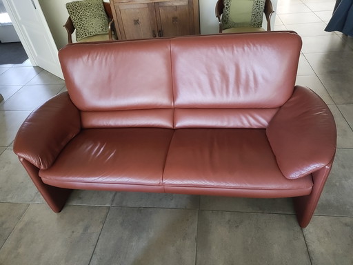 Due divani Leolux a 2,5 posti, in pelle Catalpa