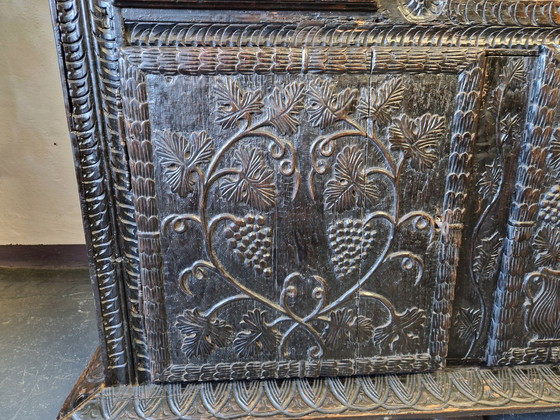 Image 1 of Ancienne armoire buffet gothique sculpture