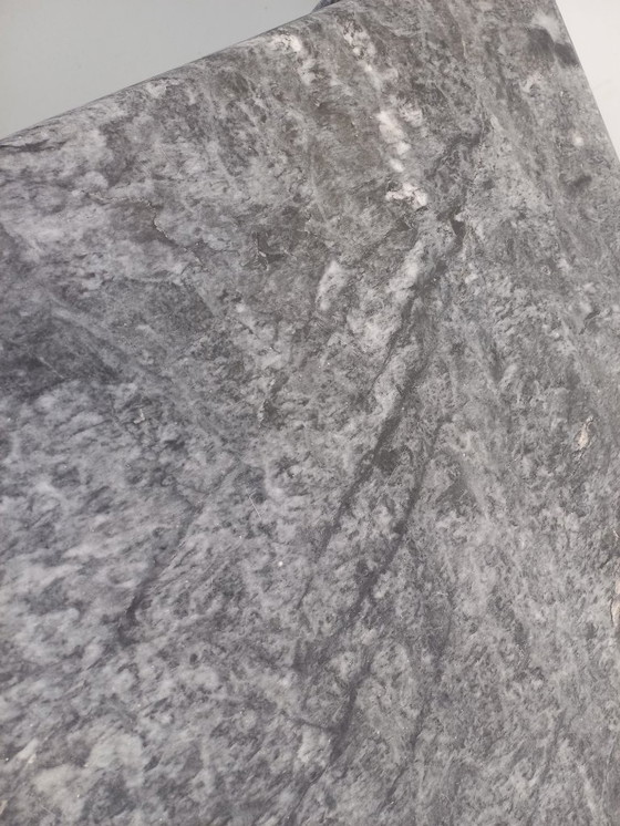 Image 1 of Vintage grijze marmeren salontafel uit de jaren 70.