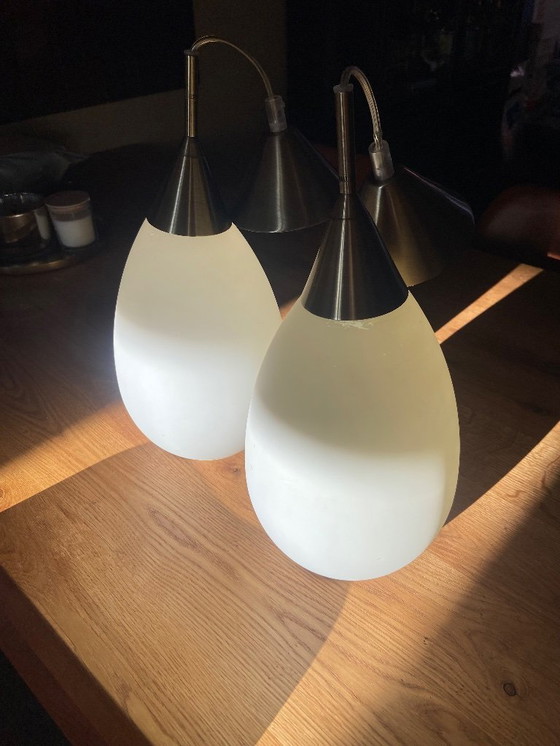 Image 1 of Set di 2 lampade a sospensione vintage Philips – vetro opalino e ottone – anni '70