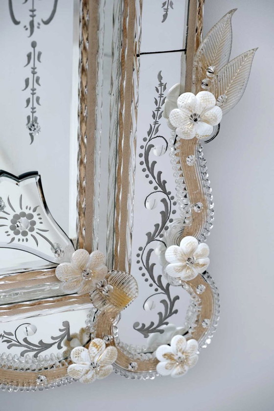 Image 1 of Specchio veneziano in vetro di Murano con fiori dorati del XX secolo