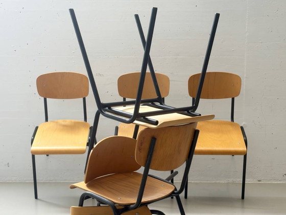 Image 1 of 6 stapelbare studiostoelen met zwart gelakt stalen frame, jaren 90