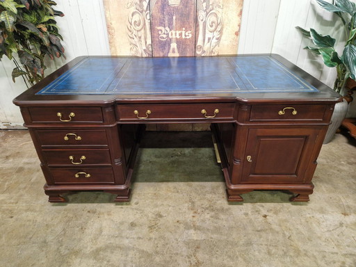 Klassieke Engelse dubbelzijdig bureau, schrijftafel, partnerdeks met lederen inleg afm. 180x105 en 76cm hoog.