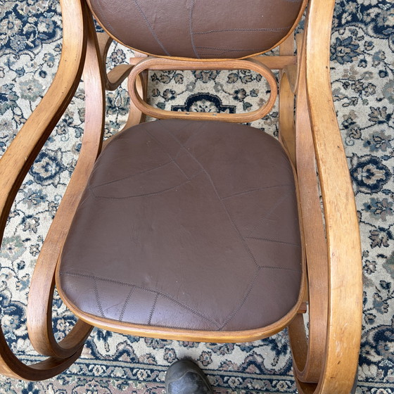 Mecedora estilo Thonet de mediados de siglo – Leather, Wood (photo 4 of 6)