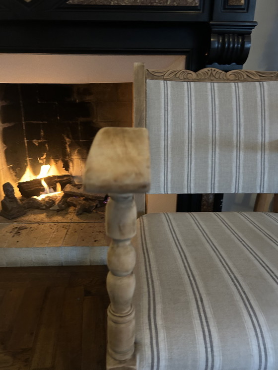 Image 1 of Antiek eiken stoeltje met houtsnijwerk en bekleed met Frans linnen