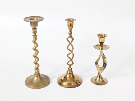 Set van 3 vintage messing kandelaars uit het midden van de 20e eeuw, verschillend van vorm met gedraaide en torsade-details.