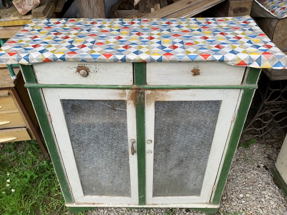Antiker Schrank im deutschen Stil, grün-weiß lackiert – Buffetschränke (photo 2 of 4)
