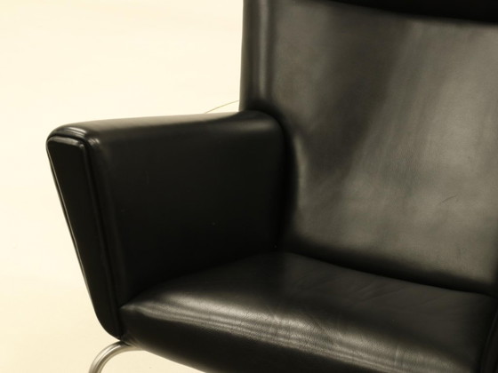 Image 1 of Poltrona Wing e pouf coordinato – CH445 e CH446 – di Hans Wegner