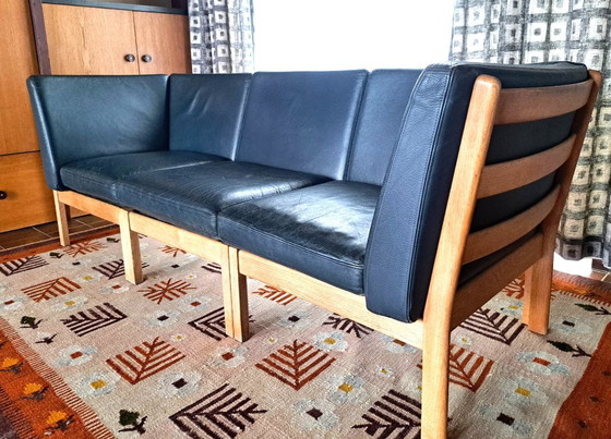 Divano a tre posti Getama in pelle blu scuro e legno di quercia, Hans Wegener GE 280 for GETAMA 1980 (foto 5 di 10)