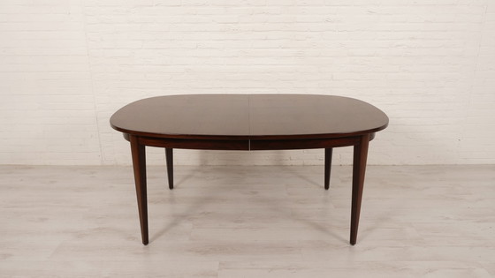 Image 1 of Table de salle à manger à rallonge ovale en palissandre d'origine danoise