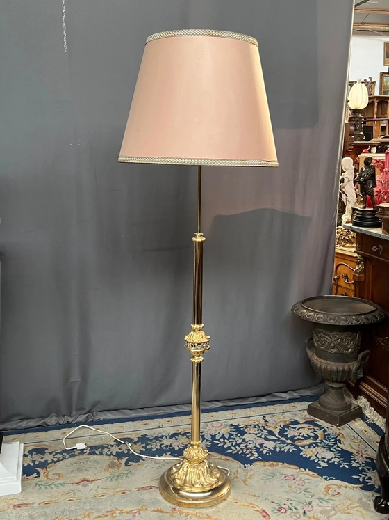 Lampada da terra in stile barocco, realizzata in bronzo massiccio dorato e decorata con pendenti in cristallo. (photo 6 of 6)