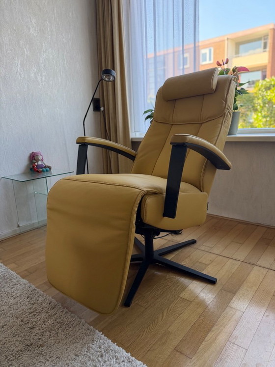 Velderhof Recliner and Lift Chair – Adjustable recliner chair, Leather, Metal (photo 6 of 6)
