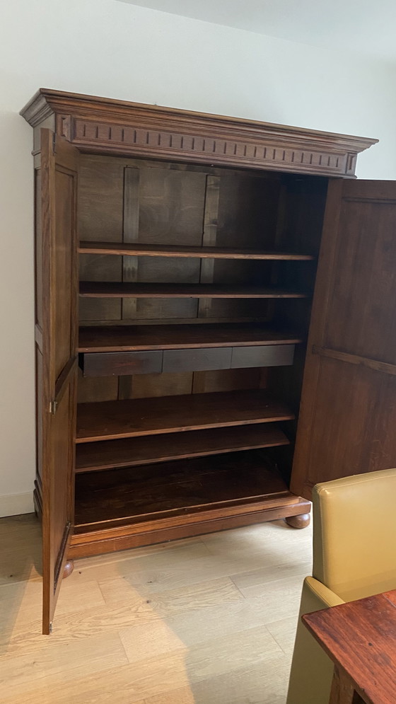Image 1 of Magnifique armoire antique élégante avec beaucoup d'espace de rangement et 3 tiroirs