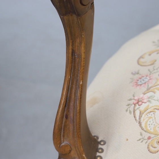 Image 1 of Een paar antieke houten fauteuils in Lodewijk XV-stijl met rococo-uitvoering, daterend uit 1950-1960.