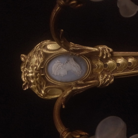 Image 1 of verguld bronzen kandelaar en wedgwood bord, laat 19e eeuw leeuwenkop beer