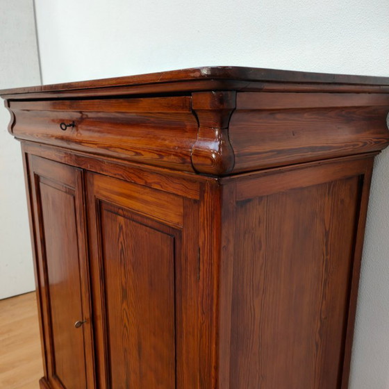 Image 1 of Antiker Biedermeier-Kleiderschrank, Wandschrank, Mädchenschrank, Kommode