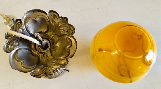 Image 1 of Art Deco hanglamp met gemarmerde olain bol en tinnen bevestiging - midden 20e eeuw
