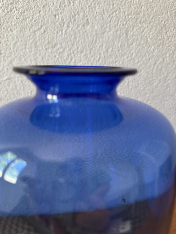 Image 1 of Blauwe iriserende kristallen vaas uit de jaren 80