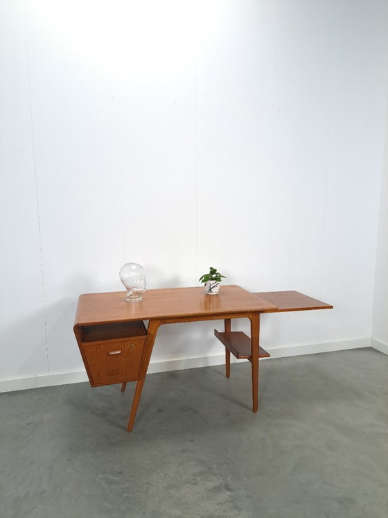 Image 1 of Teak vrijstaand partner bureau met schuine vormen, lades en extra uitschuifbaar werkblad