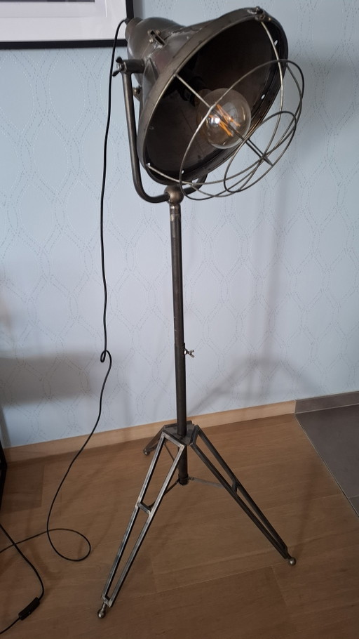 Lampada da terra moderna con supporto, look industriale