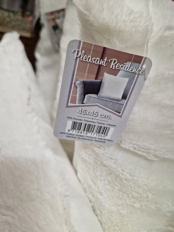 Image 1 of 10 nuovi cuscini di peluche bianchi