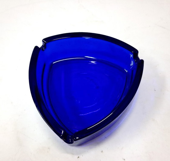 Image 1 of Cendrier vintage en verre bleu cobalt – Design triangulaire du milieu du siècle