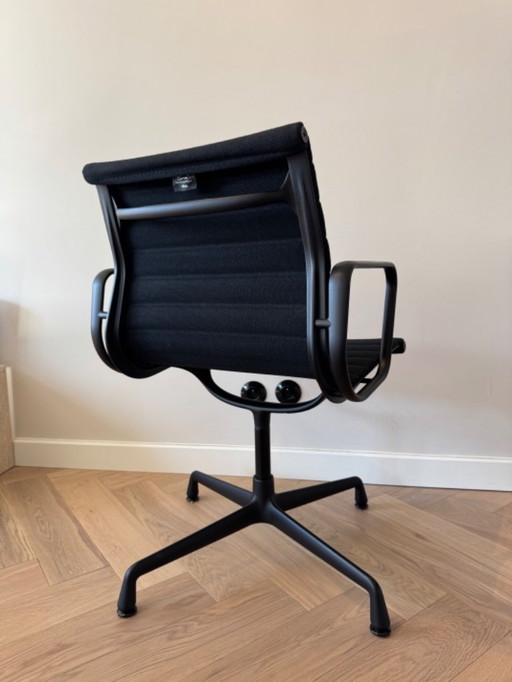 Vitra - Aluminium Chairs EA 104 - draaibaar