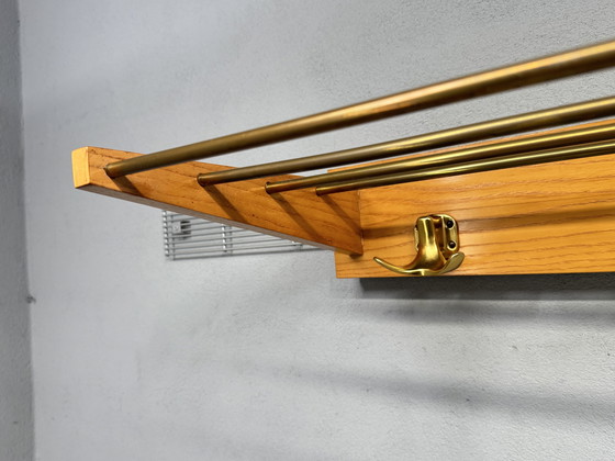 Image 1 of Appendiabiti vintage di metà secolo: legno e ottone, design senza tempo