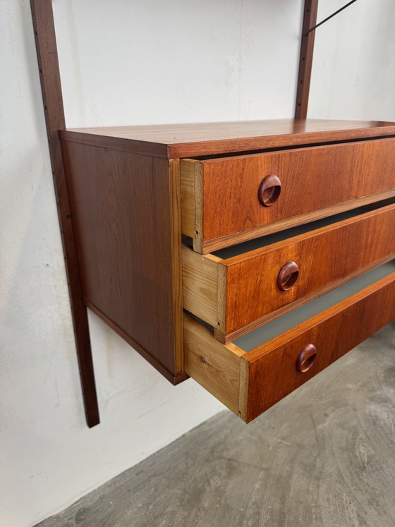 Image 1 of Deens teakhouten wandsysteem – minimalistisch modulair ontwerp