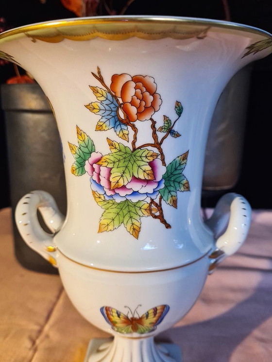 Image 1 of Herend Queen Victoria vaas met handvatten op voet- 24-karaats gouden accenten.