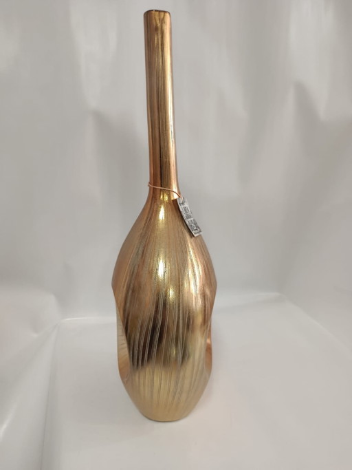 Elegante oggetto decorativo in oro dal design scultoreo moderno.