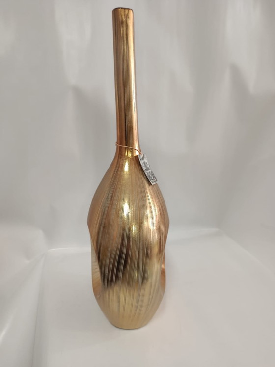 Image 1 of Elegante oggetto decorativo in oro dal design scultoreo moderno.