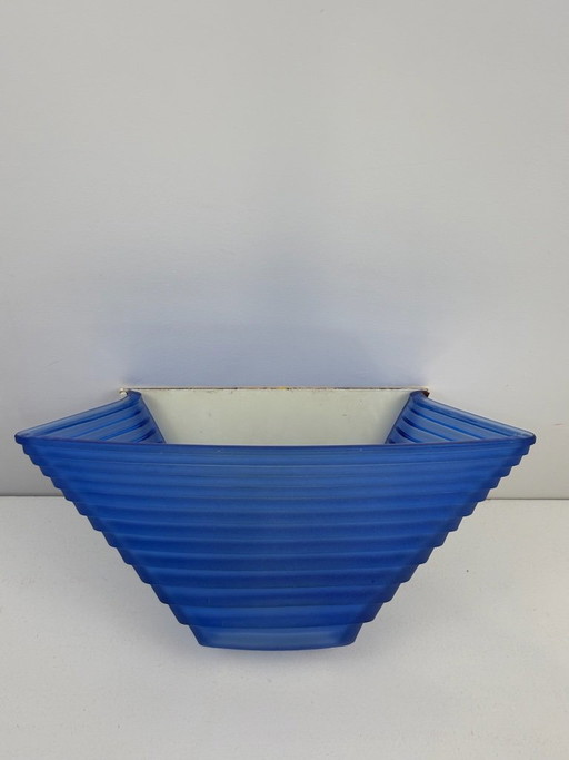Wandleuchte Pergamo 38 Angelo Mangiarotti für Artemide 1985 Geformtes blaues Glas Weißer Metallrahmen